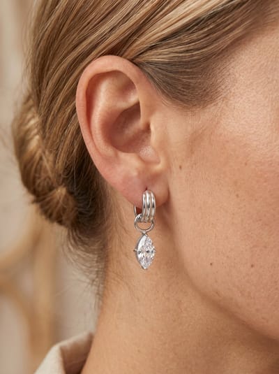 Lundholm Luxe Oorbellen Dames Zilver Kleurig - Premium Stainless Steel luxe Oorringen Zilverkleurig - Amelia Serie - oorbellen dames zirkonia steentjes hangers - bruids oorbellen bruiloft klassieke hoops met steen - Scandinavian Design