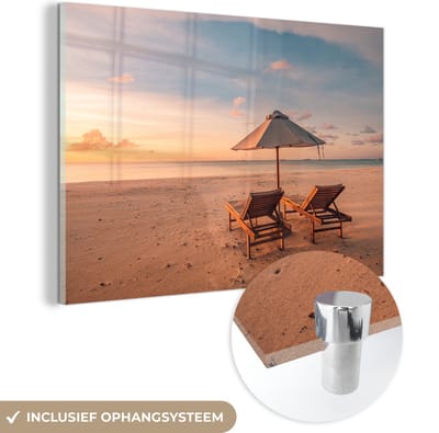 MuchoWow® Glasschilderij 120x80 cm - Schilderij acrylglas - Strand - Ligbed - Parasol - Foto op glas - Muurdecoratie woonkamer - Wanddecoratie slaapkamer - Schilderijen