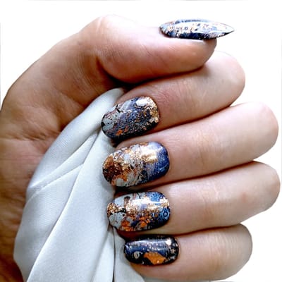 SD Press on Nails - No. 82 Sacrifice - Plaknagels met nagellijm - Kort Ronde Kunstnagels - Blauw goud - Set 20 Nagels