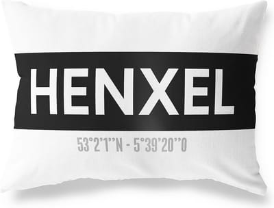 Tuinkussen HENXEL - GELDERLAND met coördinaten - Buitenkussen - Bootkussen - Weerbestendig - Jouw Plaats - Studio216 - Modern - Zwart-Wit - 50x30cm