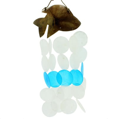Ancient Wisdom - Decoratief beeld - Windgong kokosnoot capiz blauw dolfijn 30 cm - wanddecoratie - kunstobject - hangdecoratie - sfeermaker - interieuraccessoire
