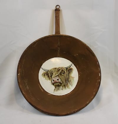ZoeZo Design - Decoratieve pan - robuust - stoer - wanddecoratie - wandbord - met Hooglander - koe - Handmade - industrieel - Ø 33 cm