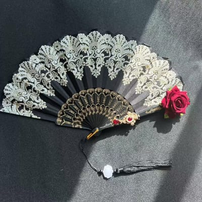 Elegante Zwarte Kanten Vouwventilator voor Dames - Handheld Accessoire met Kerstthema, Rode Rozen en Kralenkwastjes, Lichtgewicht en Draagbaar gray