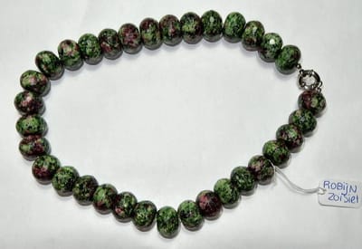 Robijn in Zoisiet Collier