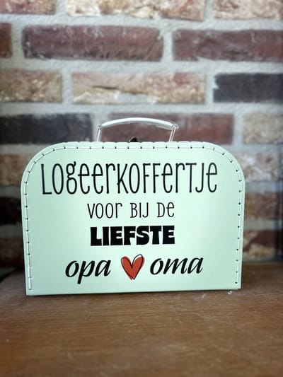 Creaties van hier - koffertje met wit handvat - Maat S - Logeerkoffertje - opa en oma – logeren –