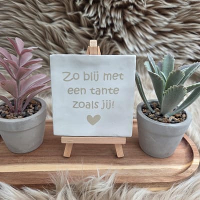 Robuust wenstegeltje – Zo Blij met een Tante zoals Jij – 10x10 cm – Spreuktegel – Cadeau voor Tante – Trendy nu – Zomaar – Zwangerschap aankondiging – Decoratief Tegeltje met Standaard – Cadeau Idee