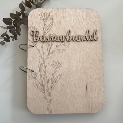 Houten bewaarbundel - Knutselwerkjes bundel met plant - Gegraveerde bundel - Bundel knutselwerkjes - Kaarten bewaarboek - Herinneringenmap - Herinneringen - Map - Kraamcadeau - Bewaarboek - Memories - Gepersonaliseerd - Gegraveerd