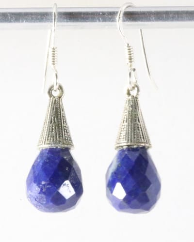 Bewerkte zilveren oorbellen met lapis lazuli