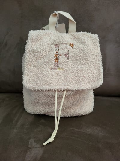Jollein boucle/teddy rugzak met geborduurde bloemletter/gepersonaliseerd