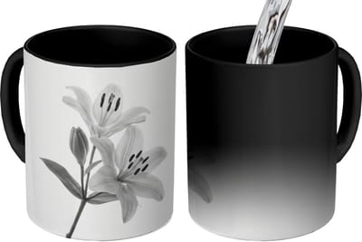 Magische Mok - Foto op Warmte Mokken - Koffiemok - Lelies - Elegant - Zwart - Wit - Magic Mok - Beker - 350 ML - Theemok