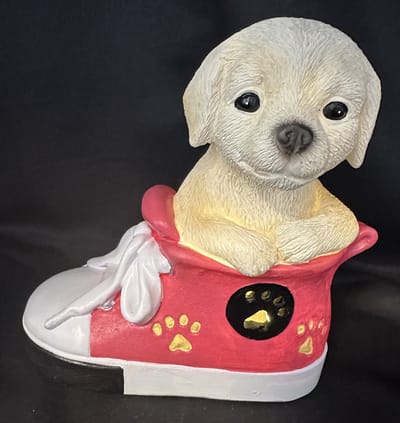 Polyresin (tuin)dier in schoen met LED - Hond - Beige + roze schoen - 1 LED - Hoogte 15 x 15 x 14 cm - Woonaccessoires - Tuinaccessoires - Tuindecoratie