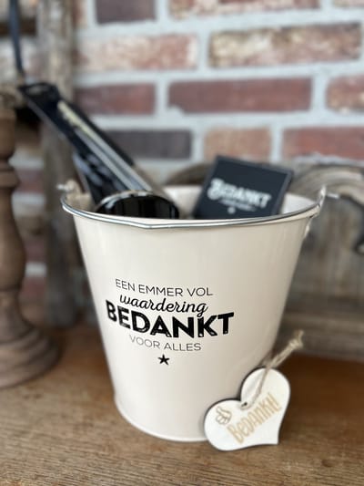 Creaties van Hier - Cadeaupakket Zinken emmer Bedankt met houten hartje opener/tang/onderzetter/mok/sleutelhanger - 24 cm – zink – decoratie