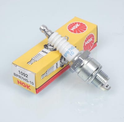 Bougie d'allumage NGK pour scooter Yamaha 100 BWS Après 2000 BPR7HS-10 Neuf