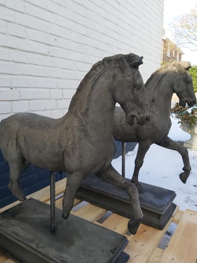 Decoratief Beeld - Op Sokkel Betonnen Paard| Vorstvrij - Beton - Grijs - 55 X 20 Cm