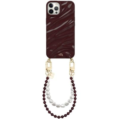 xoxo Wildhearts Burgundy Glaze telefoonhoesje met koord - geschikt voor iPhone 12 Pro - Burgundy Muse & Pearls - Dream hoesje met telefoonkoord - Glimmende silicone case met plooien - Kralenketting met korte parelketting - Bordeaux rood