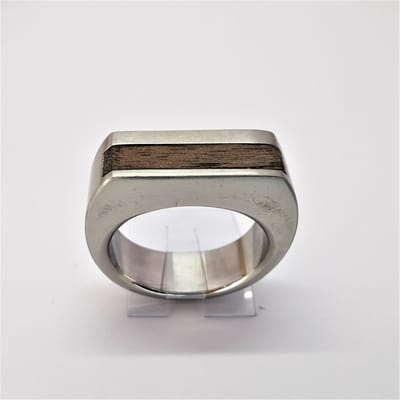 Elegant edelstaal geborsteld ring middenin met bruin hout, deze prachtig zeer chique ring past alle gelegenheid en elke outfit in maat 19.