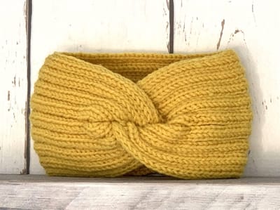 Jumada's - Hoofdband - Hoofdwarmer - Oorwarmer - Winteraccesoire - Comfortabel - Gebreid - Knoop - Geel