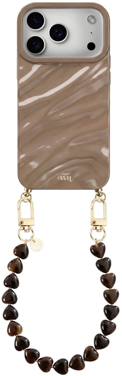xoxo Wildhearts Taupe Glaze telefoonhoesje met koord - geschikt voor iPhone 17 Pro - Sweetheart Brown - Dream hoesje met telefoonkoord - Glimmende silicone case met plooien - Korte hartjes ketting met gouden details - Beige