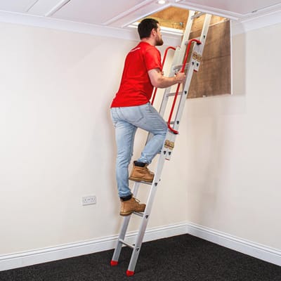 Aluminium Schuifladder met Leuning | D-vormige Sporten | Ideaal voor Zolder | Vergrendelingen voor Veiligheid | Draagvermogen tot 150 kg (3-delige)
