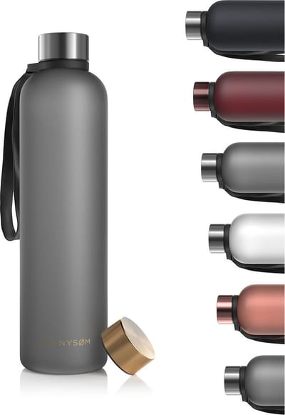 LARS NYSØM Blæst Ultralichte tritan-waterfles 1000ml - BPA-vrij, lekvrij, geschikt voor koolzuurhoudende dranken - Inclusief 2 deksels (Ash Gray /Gold)