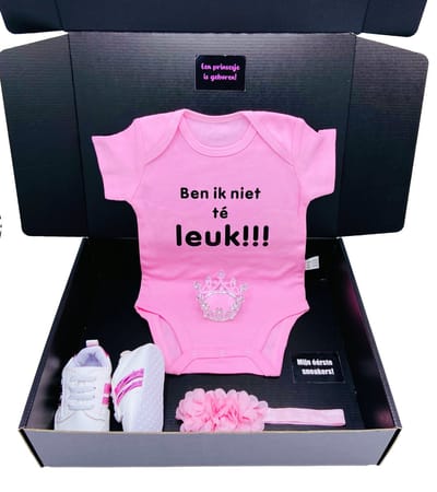 Kraamcadeau meisje met romper babysneakers en hoofdband -  Ben ik niet te leuk - groot kraampakket - kraamkado meisje met haarband - ook rechtstreeks versturen met kaart mogelijk