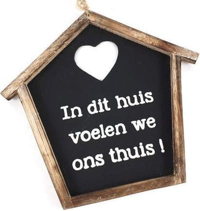 Tekstbord - In dit huis voelen we ons thuis! - huisje naturel, zwart, wit - 21cm