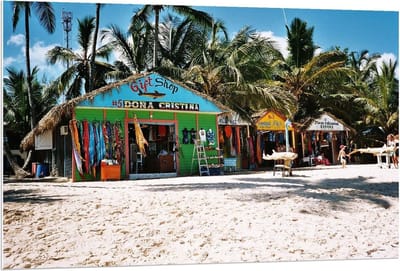 Forex - Winkeltjes op het Strand - 120x80cm Foto op Forex