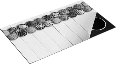 Chefcare Inductie Beschermer Kruidenbakjes op een Houten Tafel - Zwart Wit - 90x50 cm - Afdekplaat Inductie - Kookplaat Beschermer - Inductie Mat