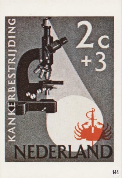 Briefkaart met afbeelding microscoop met het embleem van de Kankerbestrijding postzegel