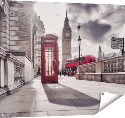 Gards Tuinposter Rode Telefooncel in Londen bij de Big Ben - 100x80 cm - Tuindoek - Tuindecoratie - Wanddecoratie buiten - Tuinschilderij