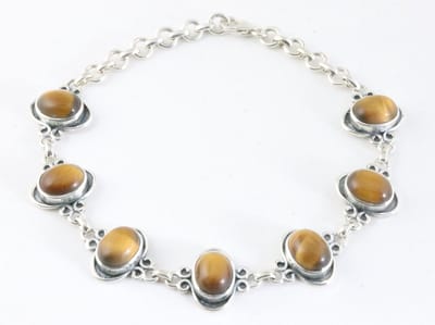 Bewerkte zilveren armband met tijgeroog