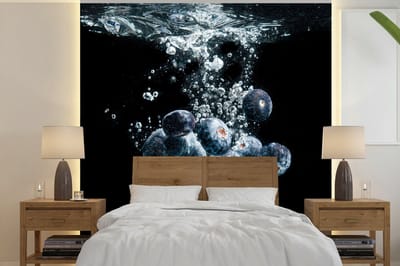 Behang - Fotobehang Blauwe bessen - Fruit - bes - Stilleven - Water - Zwart - Breedte 240 cm x hoogte 240 cm