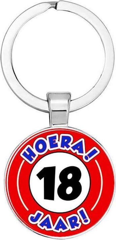 Akyol - Hoera 18 jaar Sleutelhanger - Verjaardag - Jarige job - Leuke kado voor iemand die bijna jarig is - 2,5 x 2,5 CM