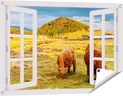 Gards Tuinposter Doorkijk Twee Schotse Hooglanders bij een Dorp - 90x60 cm - Tuindoek - Tuindecoratie - Wanddecoratie buiten - Tuinschilderij