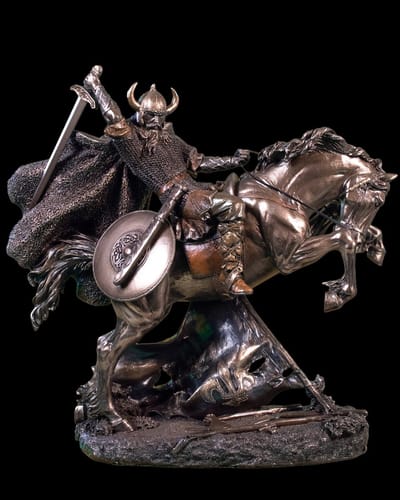 Viking on Rearing Horse – Kracht en Avontuur in Beeld - 26,5 cm hoog
