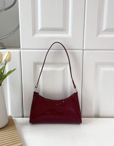 Bordeaux rode tas - Donkerrode schoudertas - schoudertas burgundy - schoudertas lak - lak tas - rode lak tas - handtas - tas - schoudertas dames - schoudertassen - statement tas - shoulderbag - hobo tas - schoudertas