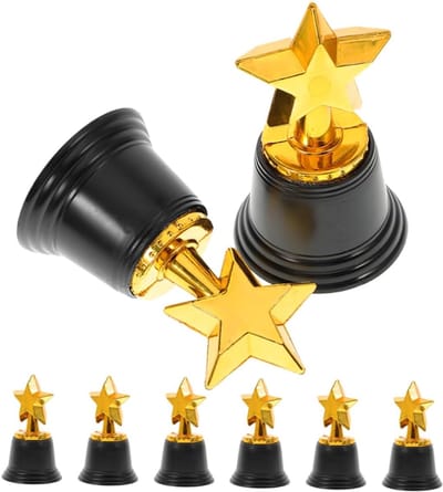 Winnaarsbekers Plastic Set - Gouden Bekers - Feestelijke Prijsuitreiking - Opvallend Sterrenontwerp - 8 Stuks - Goudkleurig