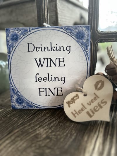Creaties van Hier - Tegeltje Drinking Wine met houten hartje - 15 cm – Keramiek