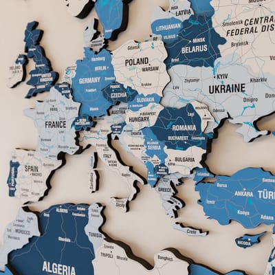 COLORFULL WORLDS - Wanddecoratie - Wereldkaart - Wereldkaart Prikbord - Wereldkaart Wanddecoratie - Houten Wereldkaart - Wereldkaart Hout - Muurdecoratie - Cadeau - Verjaardag Cadeau - Housewarming Cadeau - Navy Mix - Medium - 120x75 CM