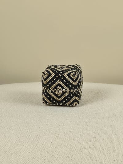 Blitzdeco - Balinees Offermandje - Emma - Handgemaakt Kralenpatroon - Zwart-Beige - Uniek
