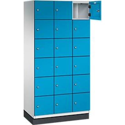 C+P Cambio lockerkast, 3 vakken, 18 vakken, met plint, B 900 x D 525 x H 1980 mm, lichtgrijs/lichtblauw