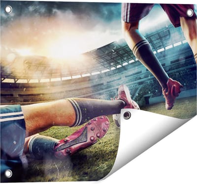 Gards Tuinposter Voetbal Sliding in het Stadion - 50x40 cm - Tuindoek - Tuindecoratie - Wanddecoratie buiten - Tuinschilderij