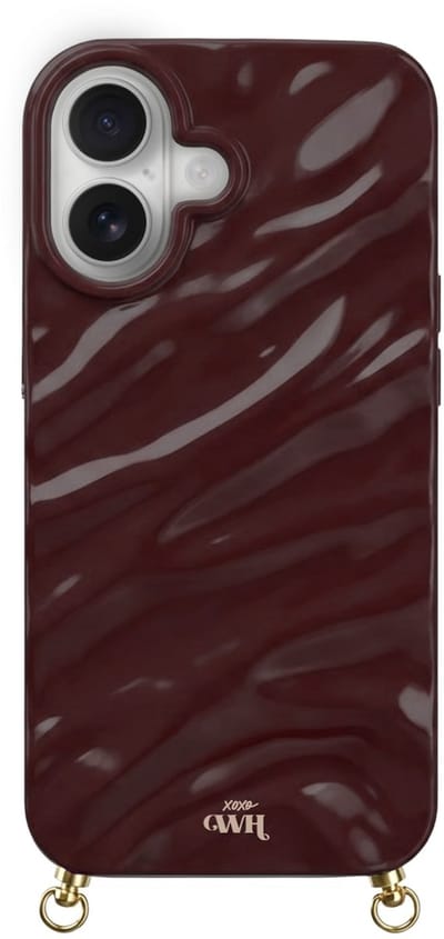 xoxo Wildhearts Glaze Cord Case Burgundy telefoonhoesje - geschikt voor iPhone 16 - Dream hoesje geschikt voor telefoonkoord - Glimmende silicone case met plooien - Vlekbestendig hoesje met haakjes - Bordeauxrood / Rood