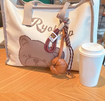 Bag Charm - Bag Strap - Croissant Sleutelhanger met Koord – Trendy Tas- en Sleutelaccessoire