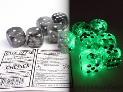Chessex Borealis D6 16mm Licht Rook/Zilver Lichtgevende Dobbelsteen Set (12 stuks)