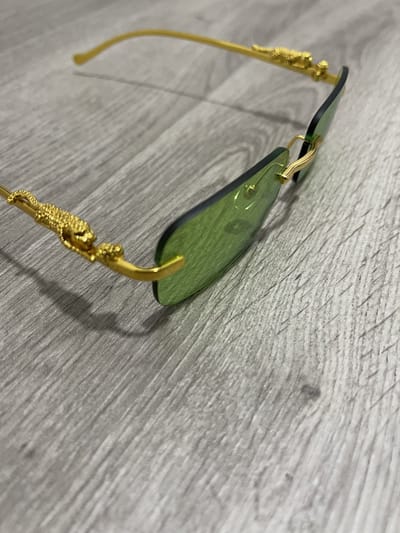 Lgeura Randloze Zonnebril unisex – Groen met Gouden Poot & Panterdetail – Luxe UV400 Bescherming – Fashion Accessoire