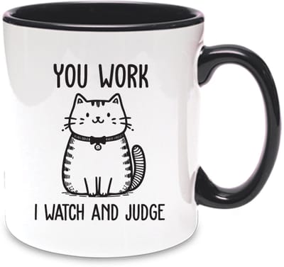 Mok met Tekst "You work, I watch and judge" Zwart - Grappige Mok - Morning Mok - Kantoor Accessoires - Mok met Tekst - Mok Cadeau