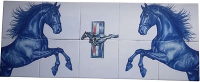MadDeco Nederlands fabrikaat Mustangs met Mustang embleem op plateau van 10 tegels Friese Witjes 13 x 13 cm per tegel
