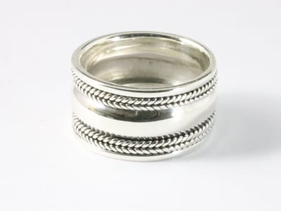 Brede hoogglans zilveren ring met kabelpatronen - 11 mm. - maat 17
