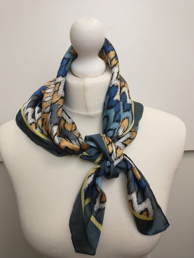 Dames neksjaal Annelies fantasiemotief groen oranje zwart wit grijs blauw vierkant model 70x70